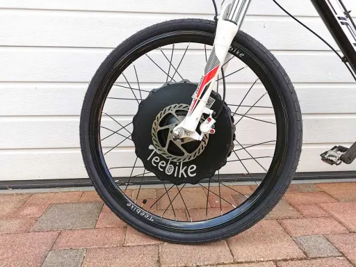 Roue avant d'un vélo électrique TeeBike, prête à être débridée pour plus de puissance. Le moteur est intégré au moyeu.