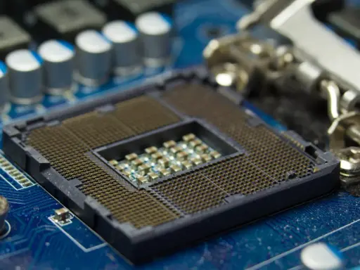 La carte mère bleue avec son socket vide, prêt à accueillir le processeur. Un aperçu pour mieux connaitre son processeur.