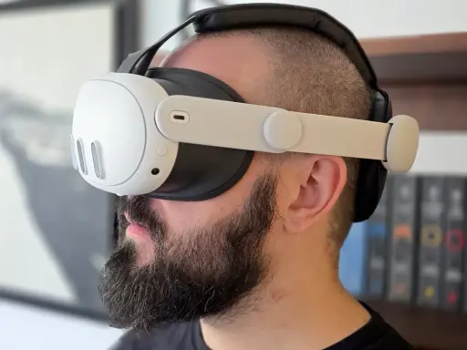 Un homme barbu teste le nouveau casque VR Meta Quest 3. Son avis sera bientôt disponible.