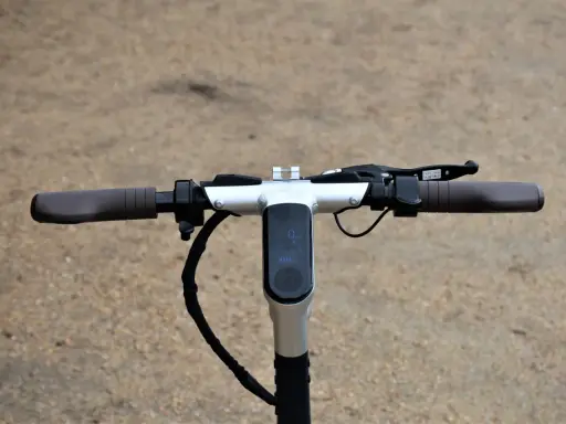 Guidon d'une trottinette électrique, avec écran digital affichant la vitesse et l'autonomie. La hauteur du guidon est idéale pour une conduite confortable.