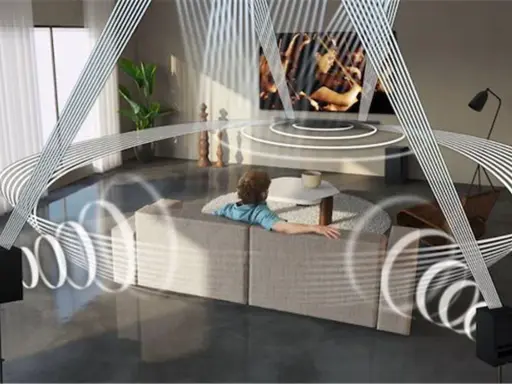 Un salon moderne avec une personne sur un canapé, entouré d'ondes sonores émanant de haut-parleurs, suggérant une expérience immersive avec une prise optique TV.