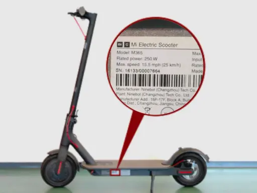 Trottinette électrique Xiaomi M365, avec une étiquette indiquant les spécifications. Le poids n'est pas mentionné, mais la puissance est de 250W.