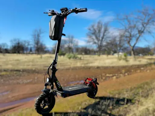 Trottinette électrique GT1 noire avec sacoche, prête pour l'aventure. L'application trottinette électrique vous guide.