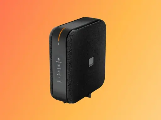 La Livebox 7 d'Orange, un routeur noir élégant avec des indicateurs lumineux, prêt à connecter votre maison.