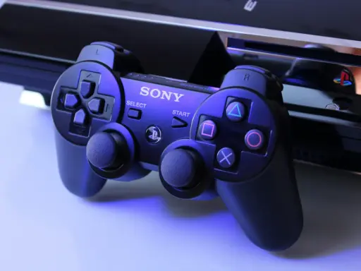 Manette PS3 et console, évoquant la possibilité d'un émulateur PS3 pour Android.