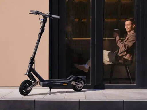 Trottinette électrique NAVEE, prête à l'emploi. Apprenez comment mettre le bluetooth sur une trottinette électrique pour une expérience connectée.