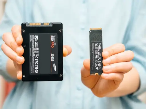 Deux SSD, un 2.5" Samsung 850 PRO 256GB et un M.2 NVMe, pour vous aider à choisir votre SSD.