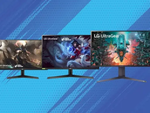 Trois écrans LG UltraGear 27 pouces affichent des scènes de jeux vidéo épiques : un guerrier, une magicienne et un vaisseau spatial.