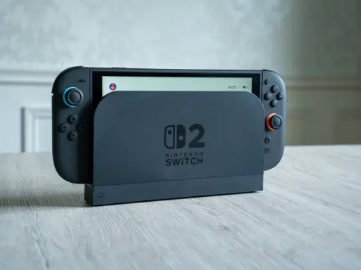 Console Nintendo Switch Lite 2 dans son socle de chargement.