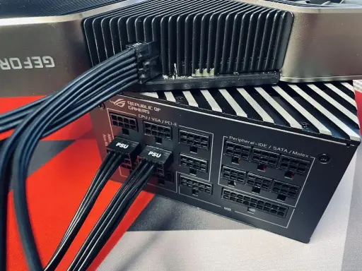 Connexion d'un port carte graphique à une alimentation modulaire. Les câbles noirs sont branchés sur la carte graphique et l'alimentation.
