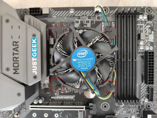 Ventirad Intel fixé sur une carte mère MSI MAG B365M MORTAR, prêt pour le montage PC.