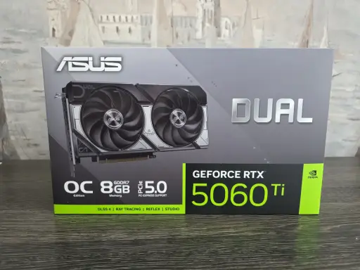 Boîte de la carte graphique ASUS DUAL GeForce RTX 5060 Ti. Une carte graphique avec 8 cœurs, c'est quoi ? Elle offre 8 Go de GDDR7 et le support PCIe 5.0.
