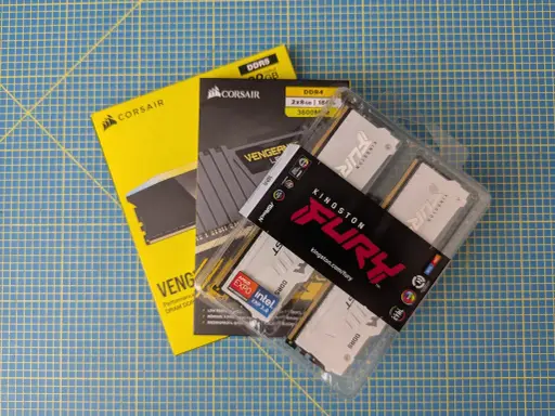 Deux kits de mémoire vive RAM DDR4 et DDR5 de marques Corsair et Kingston Fury, prêts à booster votre PC.