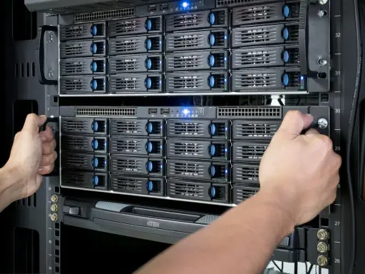 Mains d'un technicien installant des disques dans un nas server.
