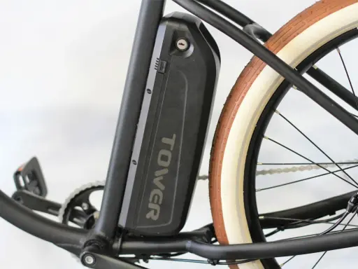 Batterie noire "TOWER" sur un vélo électrique, prête pour son homologation. Pédalier et roue arrière visibles.
