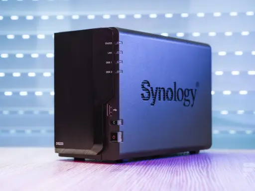 Un NAS Synology DS223, un petit boîtier noir avec des indicateurs lumineux, prêt à stocker vos données.