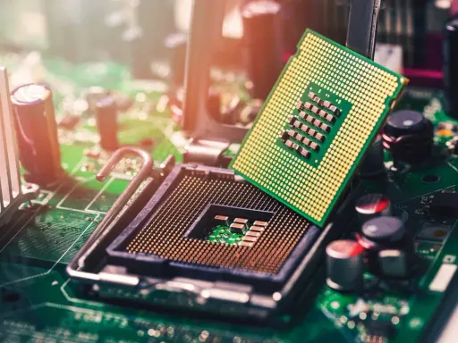 Un processeur de PC portable est prêt à être installé. Le classement des processeurs est essentiel pour choisir le meilleur pour votre machine.