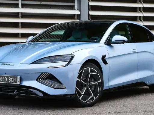 Voiture électrique bleue BYD, prête pour l'aventure avec une grande autonomie. Design futuriste et jantes sportives.