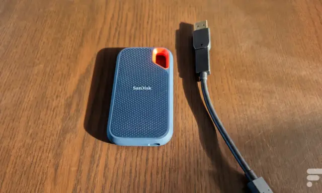 Disque dur externe SanDisk, un SSD portable bleu avec un câble USB.