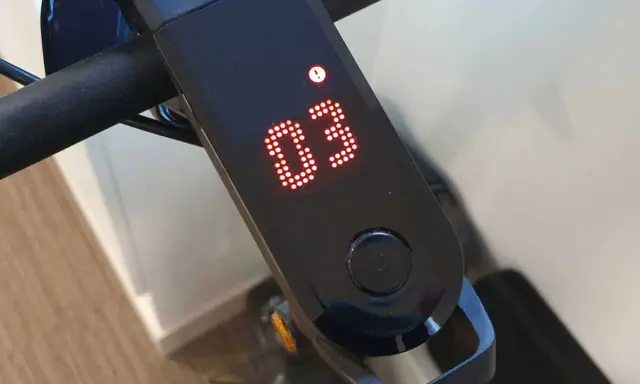 Affichage sur la trottinette électrique : un point d'exclamation et le chiffre 03. Cela indique une erreur 3.