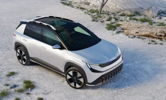Le concept Skoda Epiq, un SUV électrique blanc, se gare sur un terrain rocailleux.