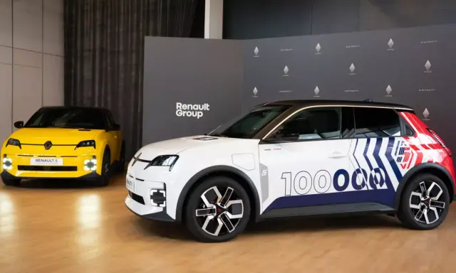 Deux Renault 5 électriques, une jaune et une blanche décorée pour un essai, présentées devant le logo Renault Group.