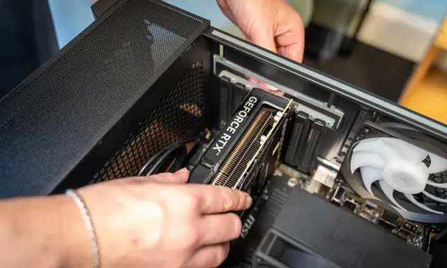 Maintenant, je vais monter mon PC. Installation de la carte graphique GeForce RTX dans le boîtier.