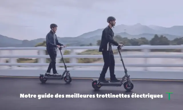 Deux hommes en trottinette électrique sur un pont. Notre application trajet trottinette vous aide à trouver le meilleur itinéraire.