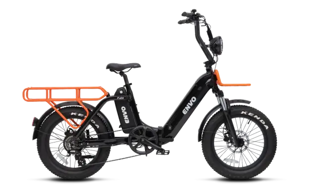Vélo électrique noir avec porte-bagages orange. Ce vélo tout-terrain, idéal pour les aventures, est disponible en version 500W ou 1000W.