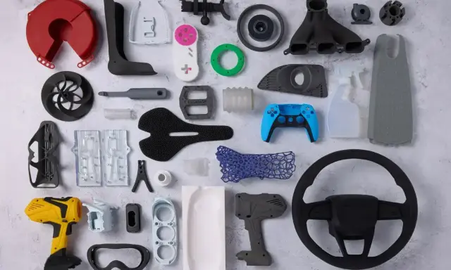 Un guide impression 3d : des pièces variées, d'une manette de jeu à un volant, en passant par des outils et des composants de vélo.