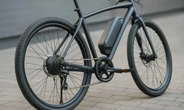 Vélo électrique noir, moteur dans la roue arrière, batterie sur le cadre. Prêt à débrider pour plus de puissance.