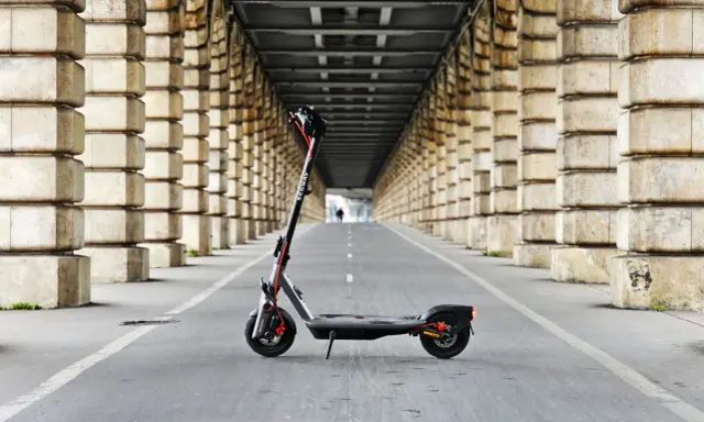Trottinette électrique Segway sous un pont, prête pour une longue autonomie.