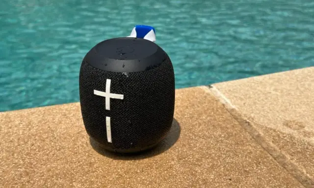 Enceinte Bluetooth noire, prête pour la piscine. Idéale pour savoir comment choisir une enceinte bluetooth adaptée à vos envies.