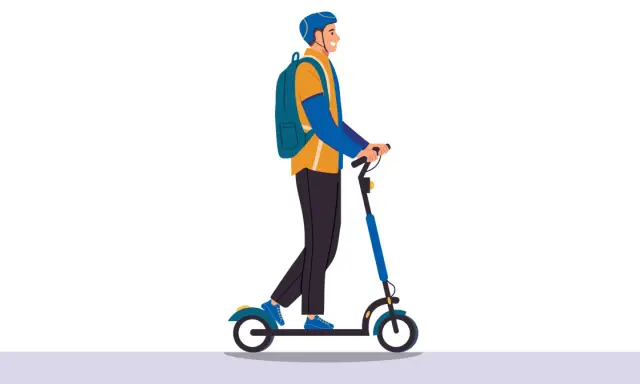 Un homme souriant avec un sac à dos roule sur une trottinette électrique en ville, portant un casque.