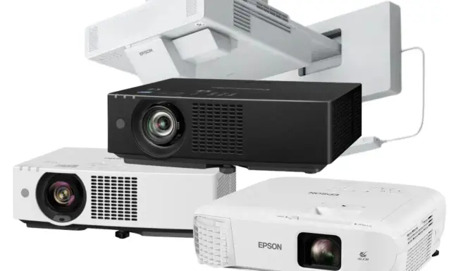 Plusieurs vidéoprojecteurs, dont un noir Panasonic et deux blancs Epson, sont présentés. Le choix dépend de combien de lumens pour un vidéoprojecteur est nécessaire.