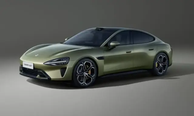 La nouvelle Xiaomi voiture, un SUV vert olive aux lignes futuristes, dévoile son design élégant et ses jantes sportives.