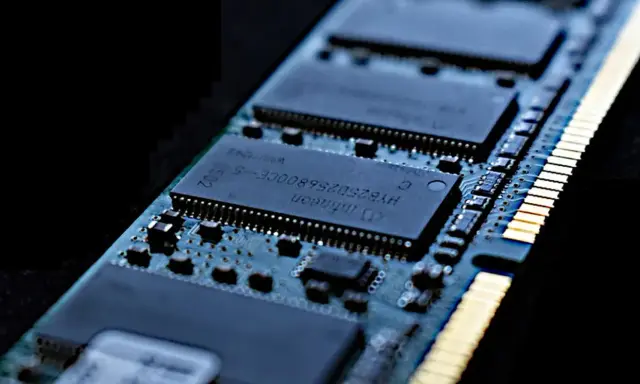 Carte mémoire RAM d'ordinateur, prête à tester ses performances.
