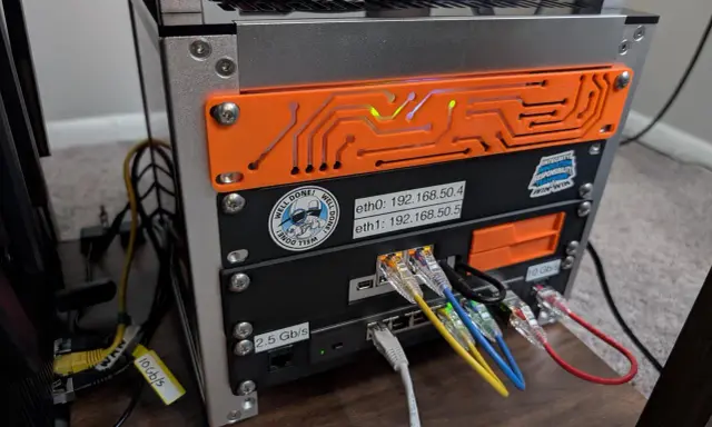 Un serveur maison avec plusieurs ports Ethernet, dont un 10 Gb/s, et des étiquettes personnalisées.