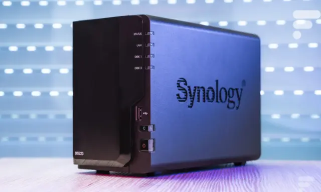 NAS Synology DS223 noir avec indicateurs lumineux et logo Synology.