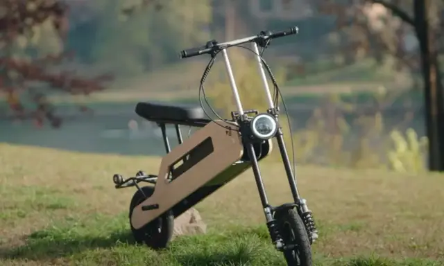 Trottinette électrique au design unique, prête à être pliée pour faciliter le transport.
