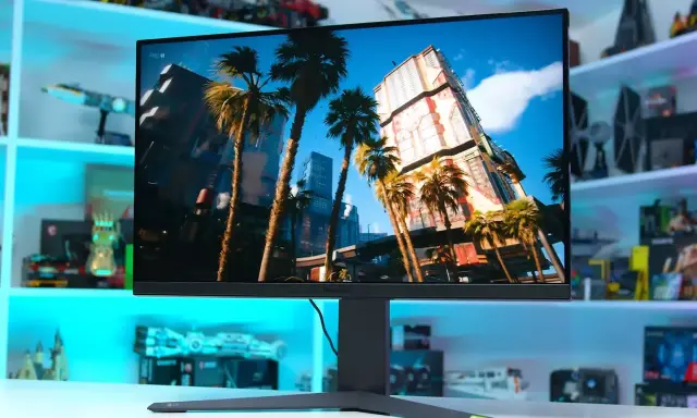Un écran PC affiche une scène de jeu futuriste avec des palmiers et des gratte-ciel. Le choix de quel écran PC choisir dépend de vos besoins.