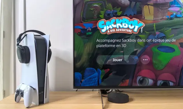 Une PS5 avec casque et manette, prête pour le jeu "Sackboy: A Big Adventure". La résolution PS5 promet une expérience visuelle immersive.
