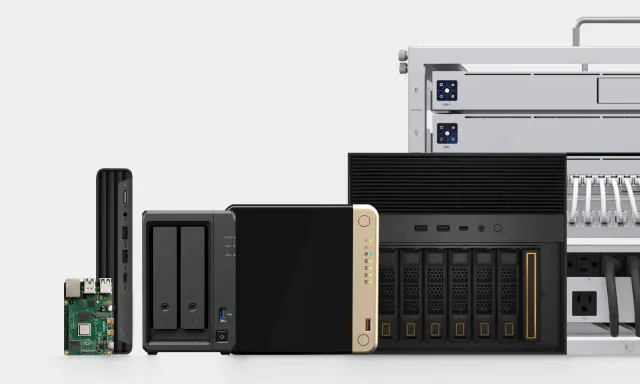 Un Raspberry Pi, un mini PC, deux NAS, un NAS plus grand et des équipements réseau. Parfait pour votre nas maison.