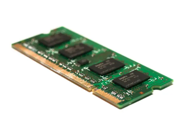 Une barrette de mémoire vive d'ordinateur, composant essentiel pour la rapidité de votre machine.