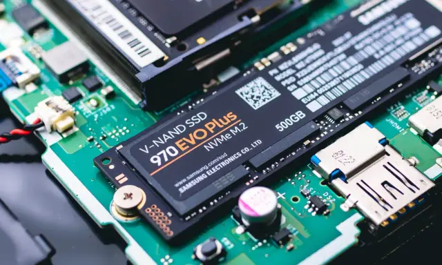 Carte mère avec un port SSD NVMe M.2 Samsung 970 EVO Plus 500 Go.