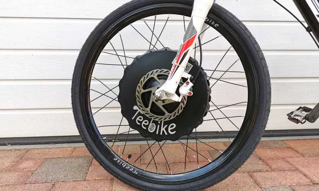 Roue avant d'un vélo électrique TeeBike, prête à être débridée pour plus de puissance. Le moteur est intégré au moyeu.