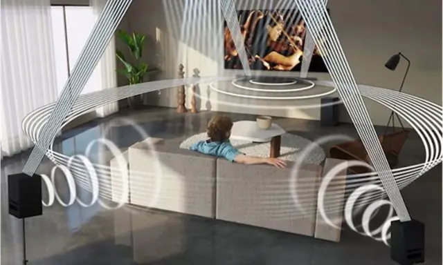 Un salon moderne avec une personne sur un canapé, entouré d'ondes sonores émanant de haut-parleurs, suggérant une expérience immersive avec une prise optique TV.
