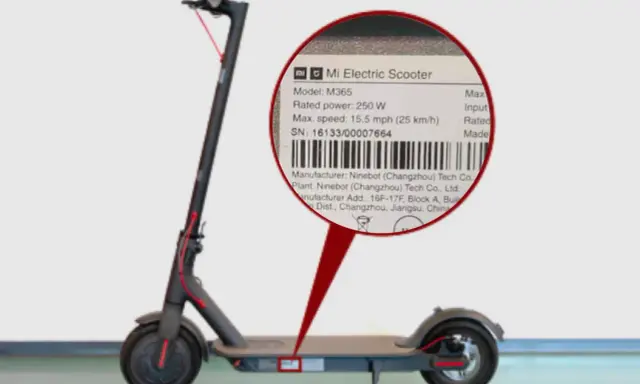 Trottinette électrique Xiaomi M365, avec une étiquette indiquant les spécifications. Le poids n'est pas mentionné, mais la puissance est de 250W.