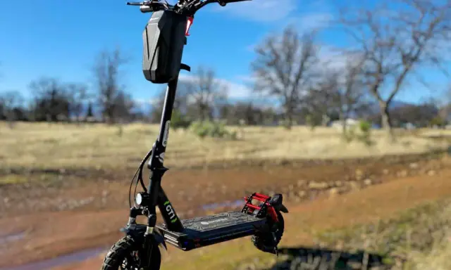 Trottinette électrique GT1 noire avec sacoche, prête pour l'aventure. L'application trottinette électrique vous guide.