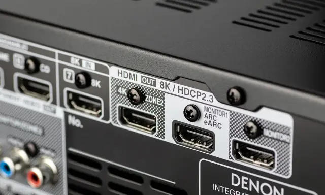 Arrière d'un amplificateur Denon avec ports HDMI OUT 8K/HDCP2.3, 4K, ARC et eARC. Ces prises servent à la transmission vidéo et audio haute résolution.
